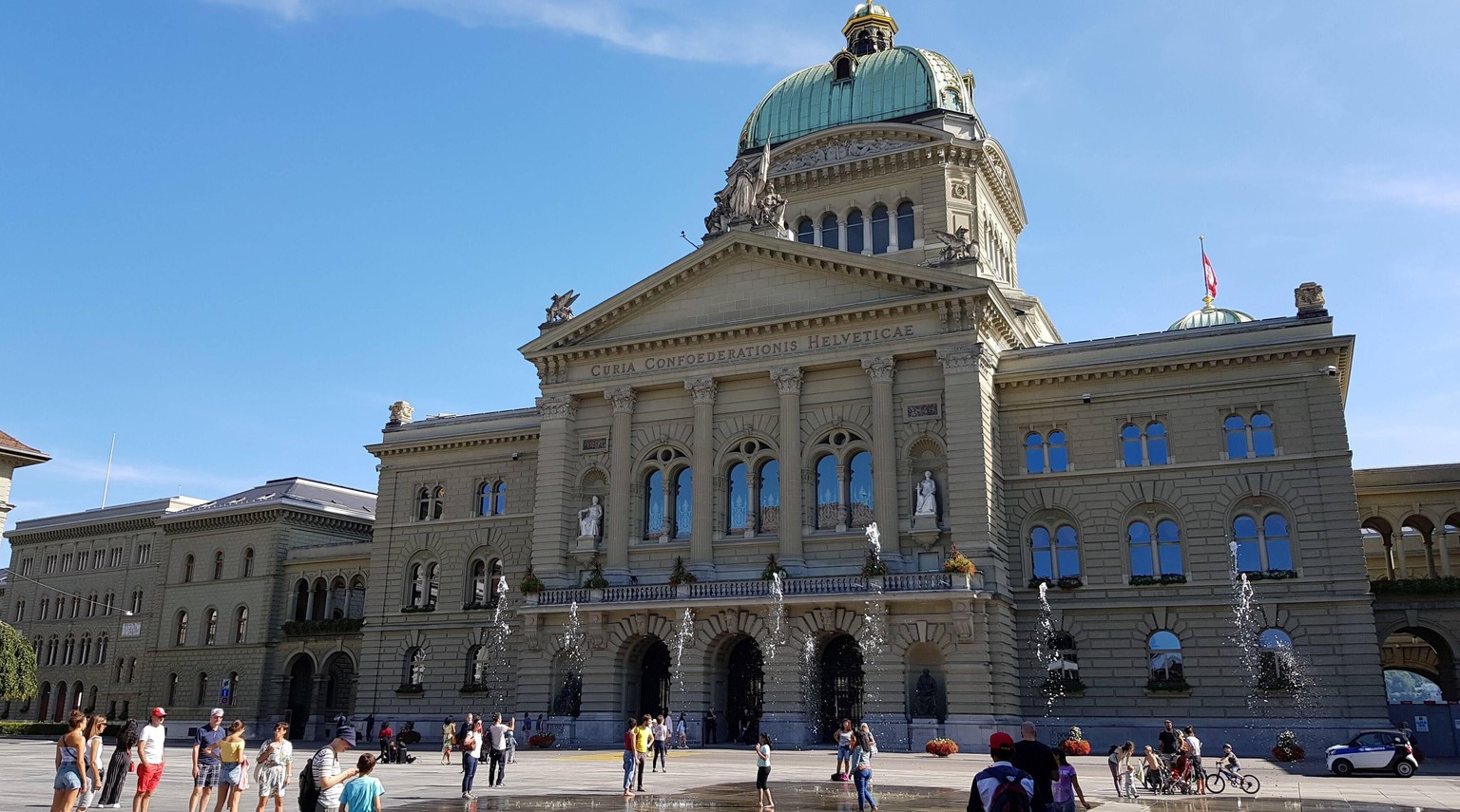 Feature / Symbol: Bundeshaus in Bern 08/19 pp Das Bundeshaus am Bundesplatz in Bern in der Schweiz im August 2019 Schweiz schweizerische Stadt Hauptstadt Bundesstadt Innenstadt City Brunnen Springbrun ...