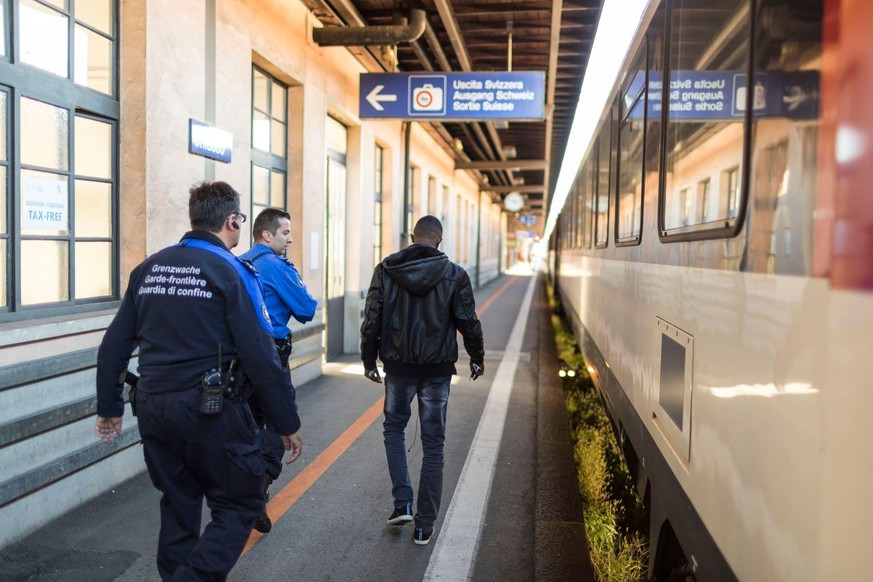 Zwei Grenzwächter begleiten einen Asylsuchenden, der ohne Papiere in die Schweiz eingereist ist.