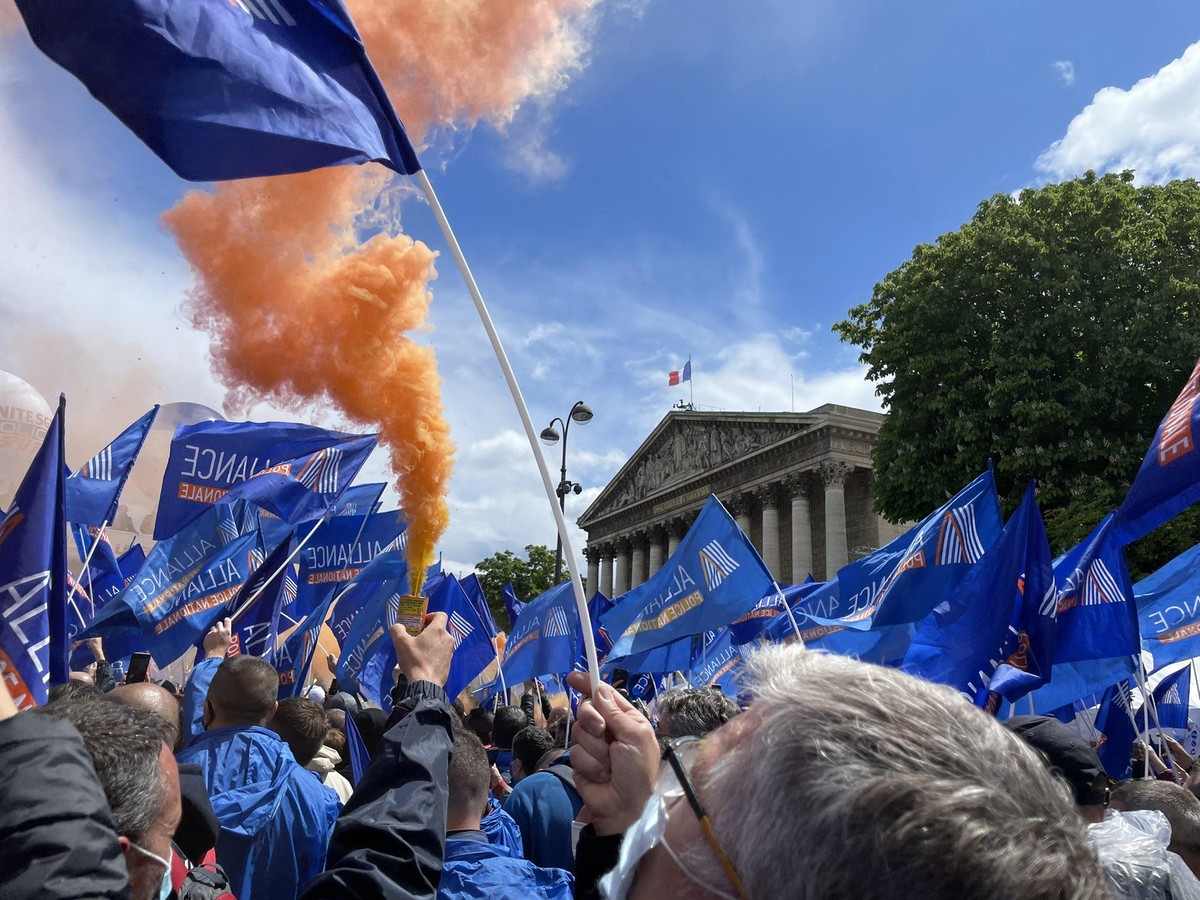 Des milliers de policiers en colère manifestent devant l'Assemblée nationale. watson