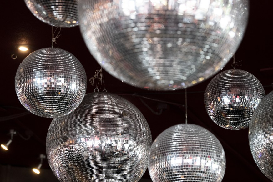 Discokugeln haengen im Club Purpur, aufgenommen am Donnerstag, 30. Juli 2020 in Zuerich. (KEYSTONE/Ennio Leanza)