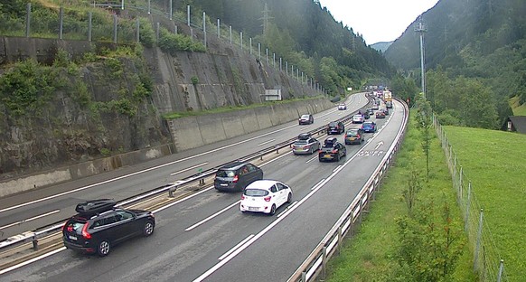 Stau vor dem Gotthardtunnel-Nordportal bei Göschenen (23.07.2016, 12:10 Uhr)