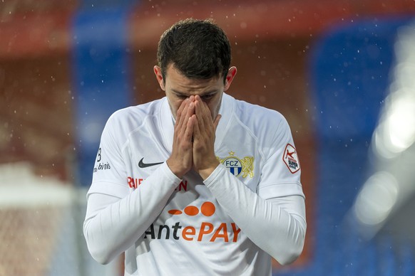 Zuerichs Nathan verlaesst nach einer roten Karte den Platz im Fussball Meisterschaftsspiel der Super League zwischen dem FC Basel 1893 und dem FC Zuerich im Stadion St. Jakob-Park in Basel, am Samstag ...