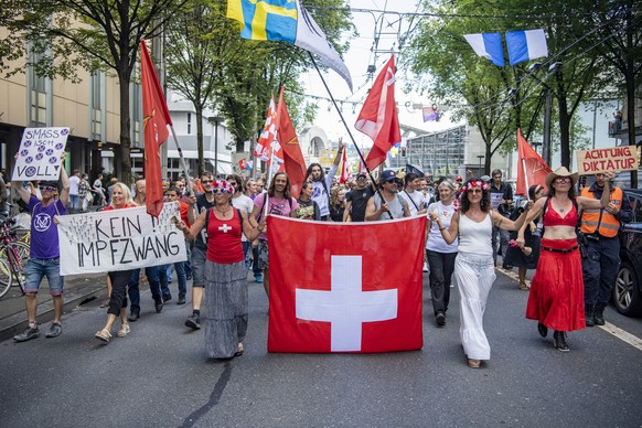 Mehrere 100 Demonstranten protestieren gegen die Corona Massnahmen in der Stadt Luzern am Samstag, 11. September 2021. (KEYSTONE/Urs Flueeler)