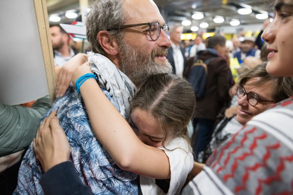 Arrivee de 9 ressortissants suisses ayant participe a la flottille humanitaire pour Gaza « Global Sumud Flotilla » , ce dimanche 5 octobre 2025, a laeroport de Geneve. (KEYSTONE/Pierre Albouy)