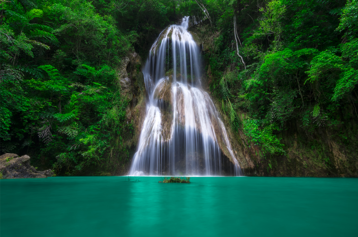 La cascade Pha Nam Yod en pleine forêt tropicale