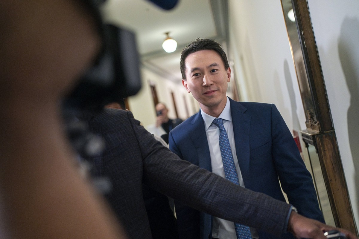 Le patron de TikTok, Shou Zi Chew, quitte le bureau du sénateur John Letterman (D-PA) au Capitole des États-Unis, à Washington, DC, le jeudi 14 mars 2024. La veille la Chambre des représentants a voté ...