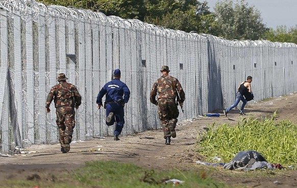 Am Grenzzaun von Ungarn: Ein Flüchtling wird von Sicherheitskräften gejagt.