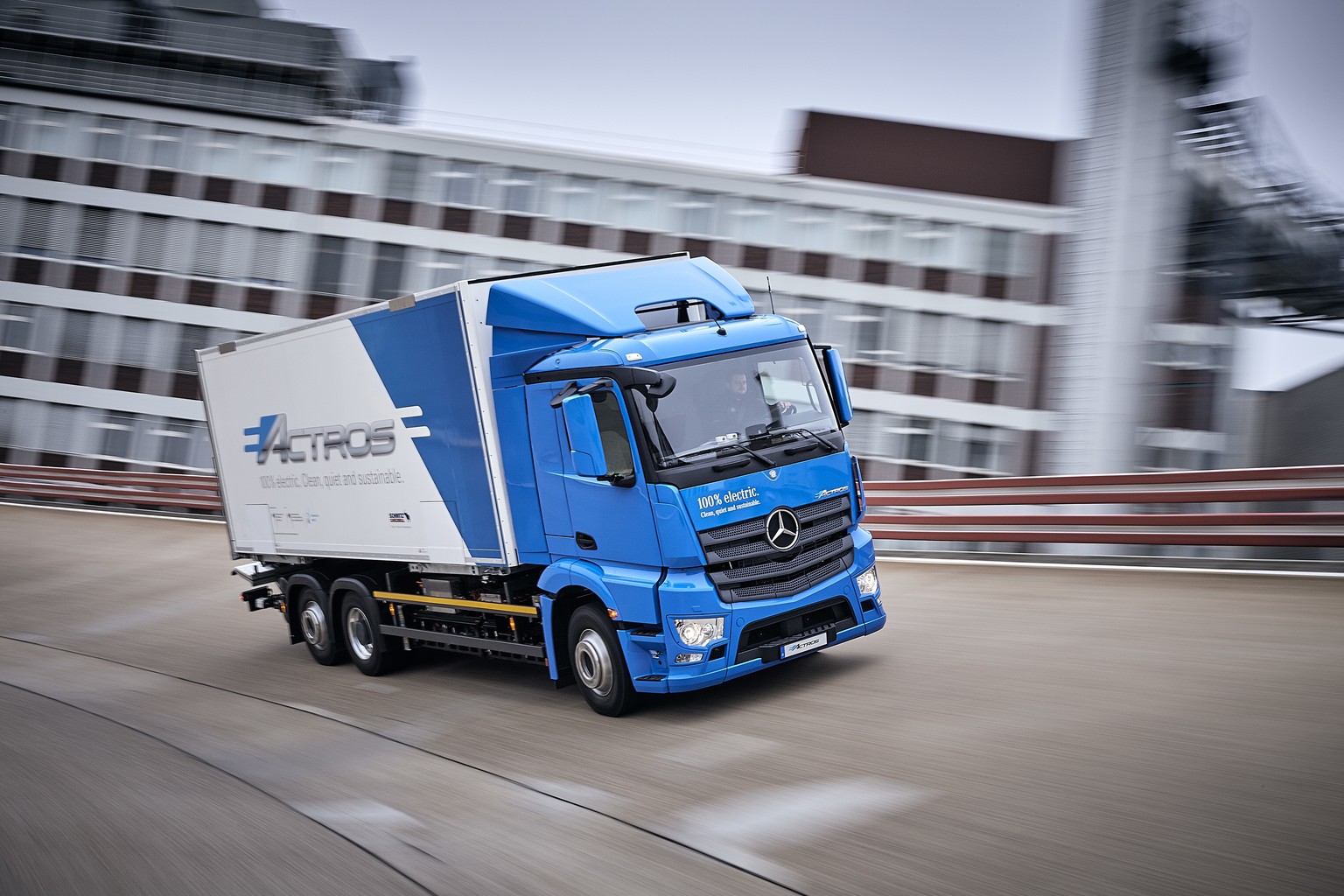 Mercedes-Benz eActros im Einsatz: Der vollelektrische Mercedes-Benz Lkw für den schweren Verteilerverkehr fährt lokal emissionsfrei und leise in Städten. Bis zu 200 Kilometer Reichweite mit gewohnter  ...