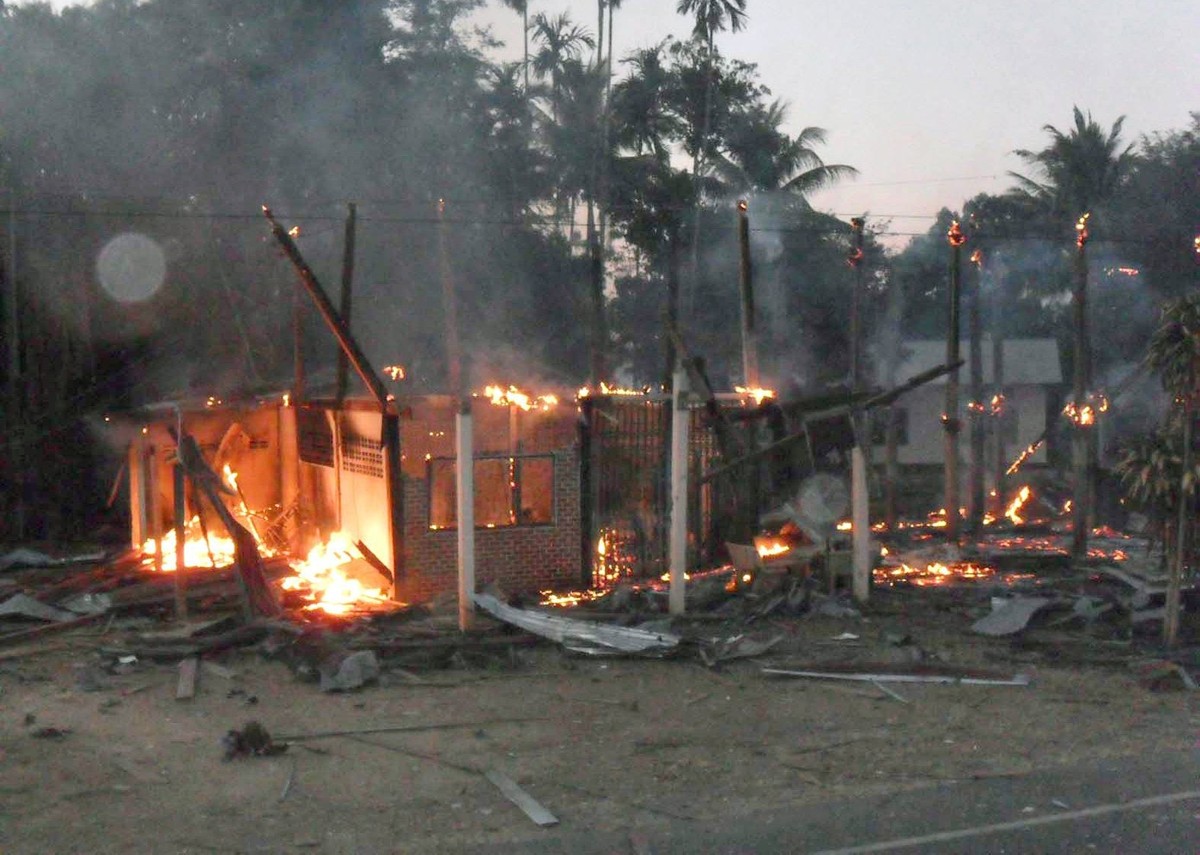 epa02564924 A photo made available on 05 February 2011 shows Thai resident house burns following Cambodian artillery gun and rocket attack at the disputed border area of the Preah Vihear temple, Si Sa ...