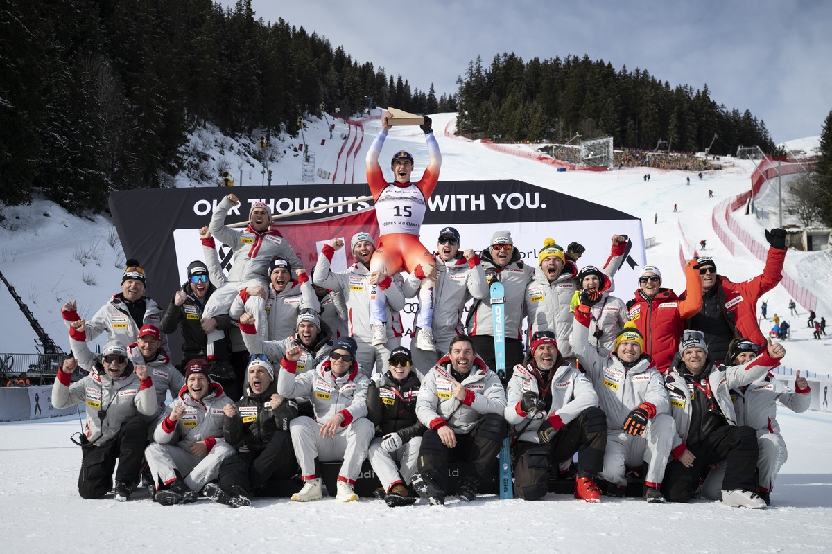 KEYPIX - The members of the Swiss ski team carry and celebrate the victory of Franjo von Allmen of Switzerland (center) at the end of the men's Downhill race at the Alpine Skiing FIS Ski World Cu ...