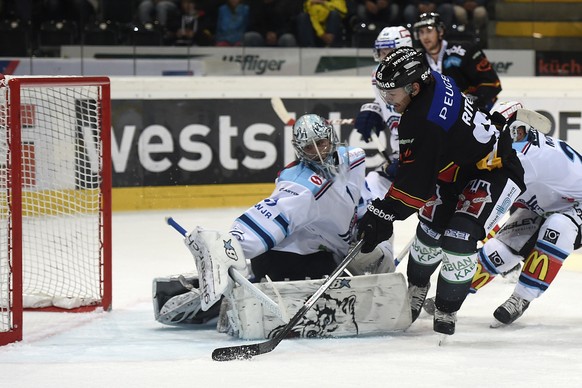 Byron Ritchie trifft zum 5:2 für den SC Bern.