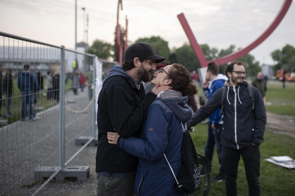 Ein Paar kuesst sich nach dem Abbau des doppelten Grenzzauns zwischen Kreuzlingen in der Schweiz und Konstanz in Deutschland, am Freitag, 15. Mai 2020, in Kreuzlingen. Der doppelte Zaun war errichtet  ...