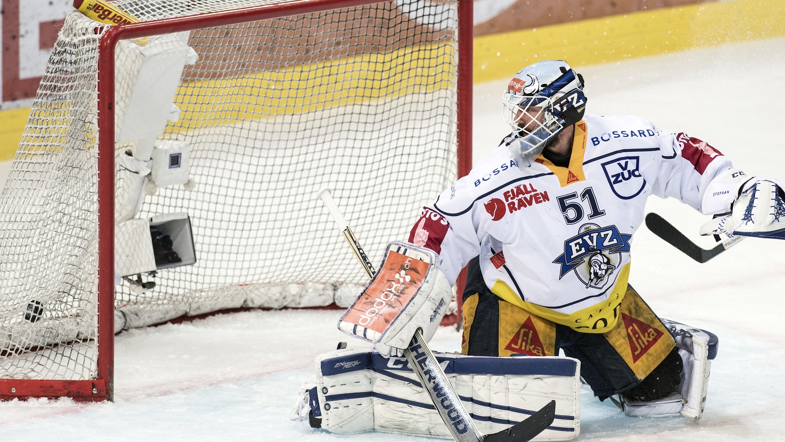 Berns Alain Berger, rechts, verfolgt neben Zugs Goalie Tobias Stephan den Treffer zum 3:0 im fuenften Eishockey Playoff Finalspiel der National League A zwischen dem SC Bern und dem EV Zug am Samstag, ...