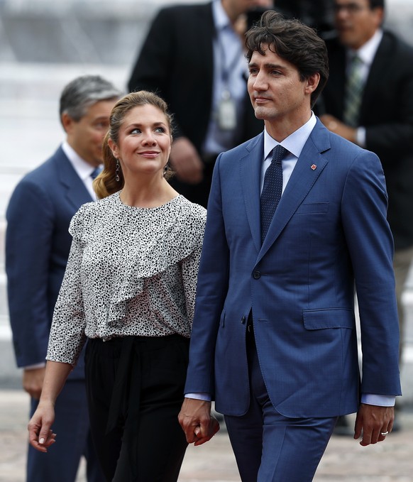 Canadian Prime Minister Justin Trudeau and his wife Sophie Gregoire Trudeau arrive for a wreath-laying ceremony at the Ninos Heroes monument in Mexico City&#039;s Chapultepec Park, Thursday, Oct. 12,  ...