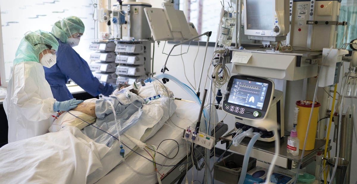 Aerzte und Pflegende kuemmern sich um Covid-Patienten auf der Covid-19-Intensivabteilung im Stadtspital Triemli am 10. Dezember 2020 in Zuerich. (KEYSTONE/Gaetan Bally)