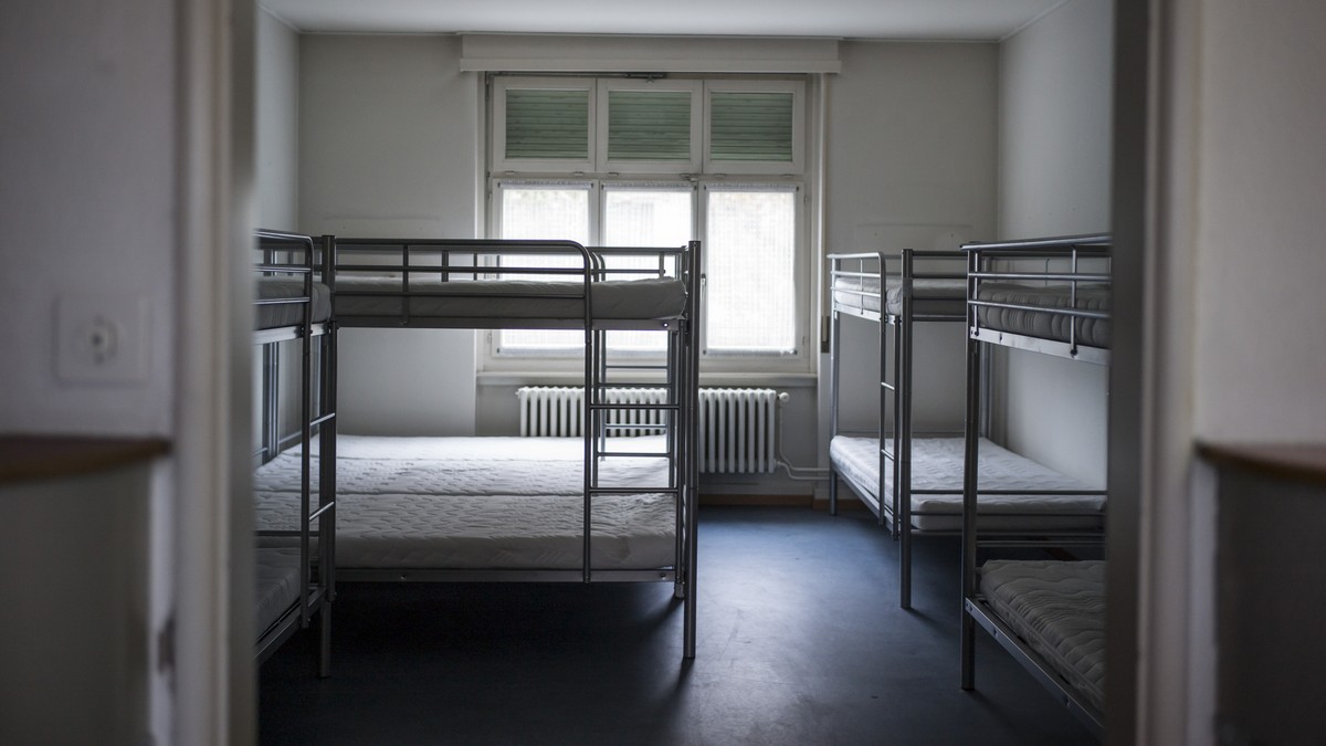 Blick in ein Mehrbettzimmer in der ehemaligen Feuerwehrkaserne, welche die Stadt Bern zum Durchgangszentrum fuer 150 Asylsuchende umfunktioniert hat, im Berner Spitalackerquartier am Donnerstag, 17. S ...