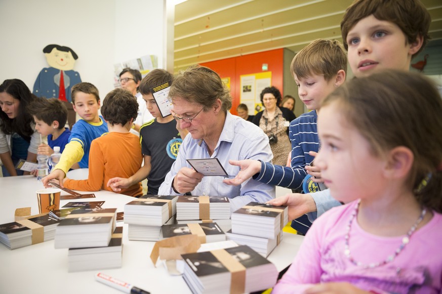 Arno Del Curto, Trainer des HC Davos, verteilt Autogramme, bei einem Besuch auf der Kinder- und Jugendabteilung des Kantonsspitals Graubuenden, am Mittwoch, 18. November 2015, in Chur. (KEYSTONE/Gian  ...