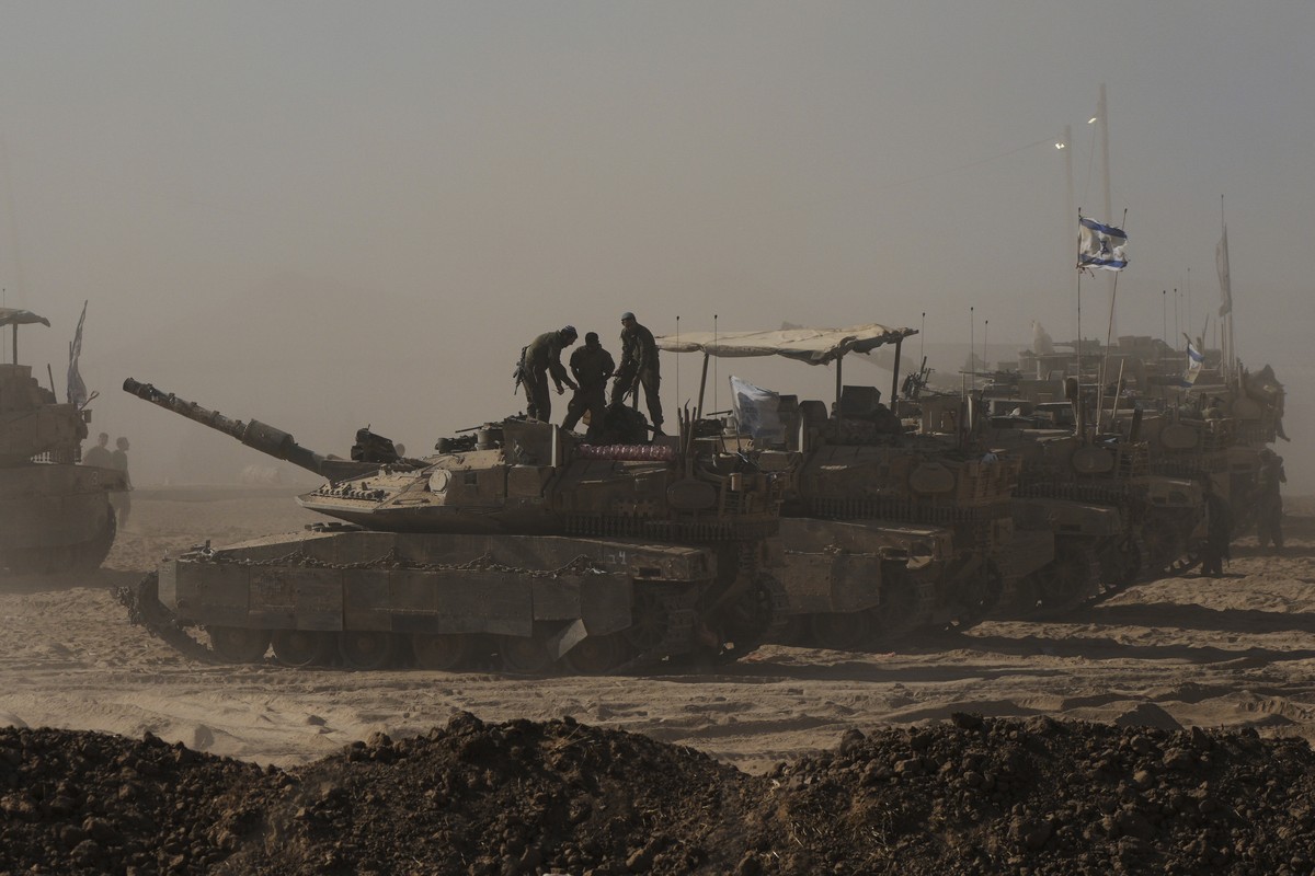 Israeli soldiers stand on the top of a tank parked on an area near the Israeli-Gaza border, as seen from southern Israel, Monday, Aug. 18, 2025. (AP Photo/Maya Levin)
Israel Palestinians Gaza