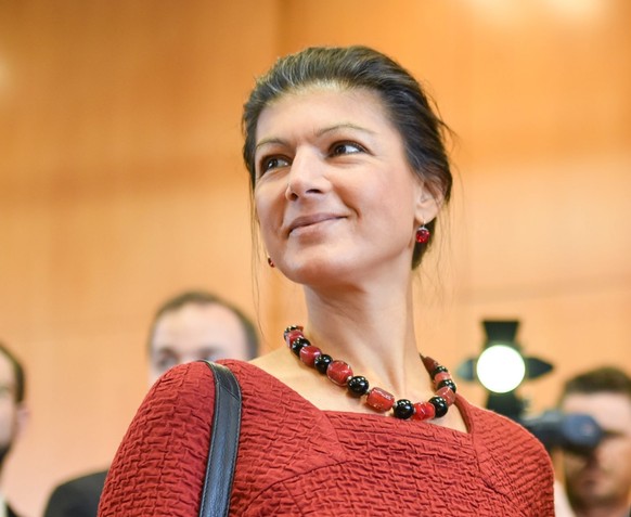 epa05583304 Parliamentary group leader Sarah Wagenknecht (L) and parliamentary representative Klaus Ernst of the party Die Linke standing in the hearing room of the German Constitutional Court in Karl ...