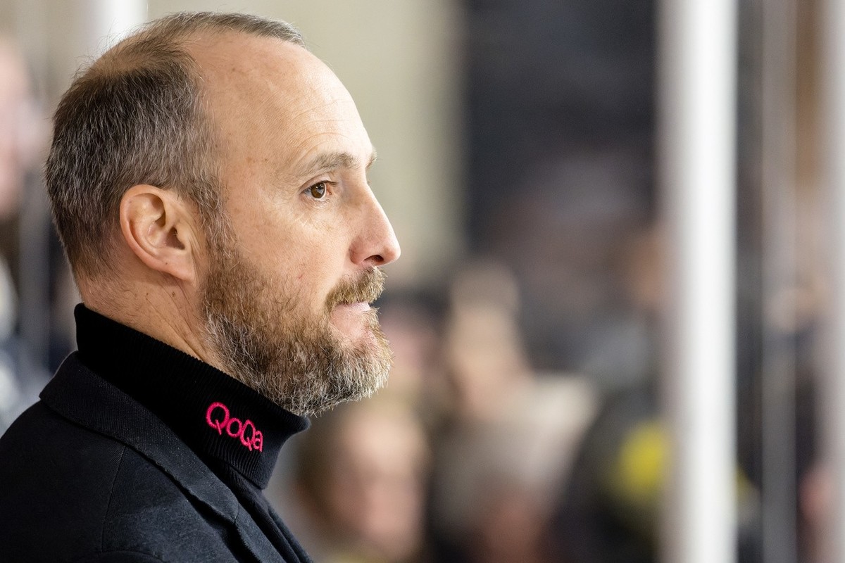 HC Ajoies Trainer Christian Wohlwend beobachtet das Eishockey Qualifikationsspiel der National League zwischen dem HC Ajoie und dem HC Ambri-Piotta am Samstag, 18. November 2023 in der Raiffeisen Aren ...