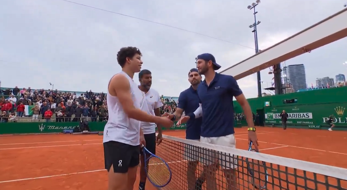 La poignée de main a été houleuse entre Andrea Vavassori (à droite) et Ben Shelton, mercredi à Monte-Carlo.