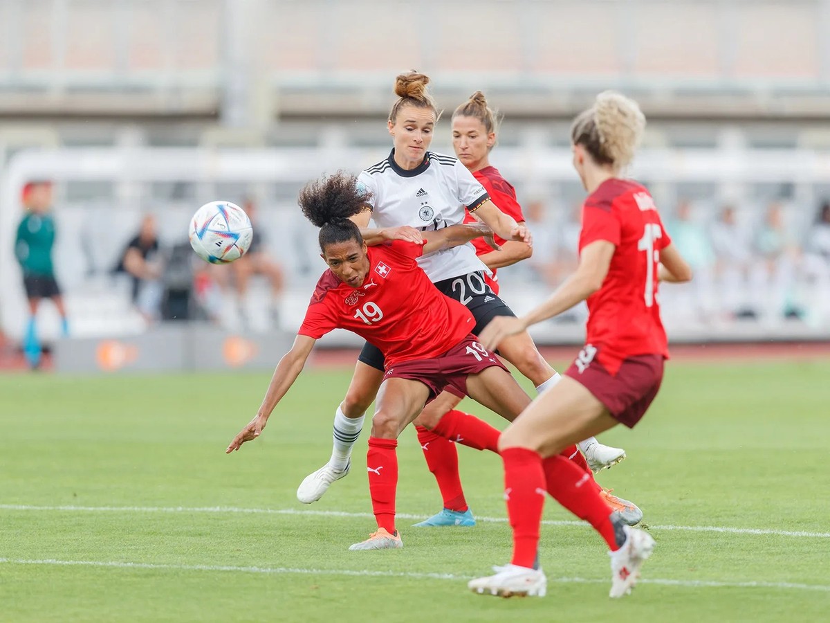 Die Schweizer Fussballnationalmannschaft der Frauen kämpft teilweise bis heute um Akzeptanz und Publikum.
https://commons.wikimedia.org/wiki/File:2022-06-24_Fussball,_Frauen,_L%C3%A4nderspiel,_Deutsch ...