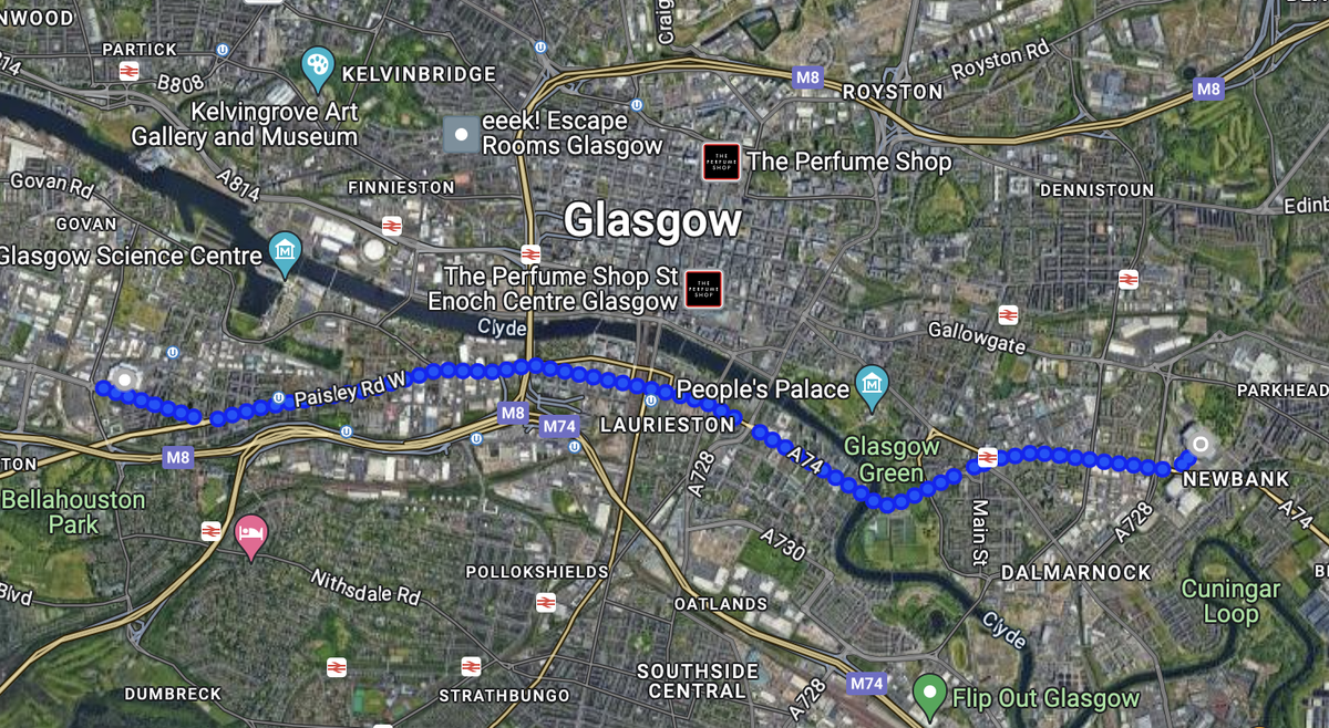 Comme à Berlin, les deux principales équipes de la ville sont situées de part et d'autre du centre. Ibrox (Rangers) se trouve à l'ouest, Celtic Park (Celtic) à l'est.