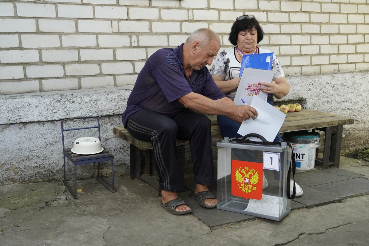 epa11593068 A man casts his ballot to elect the new Kursk regional governor during the single election day, at a mobile polling station in Kursk, Russia, 08 September 2024. Four candidates are running ...