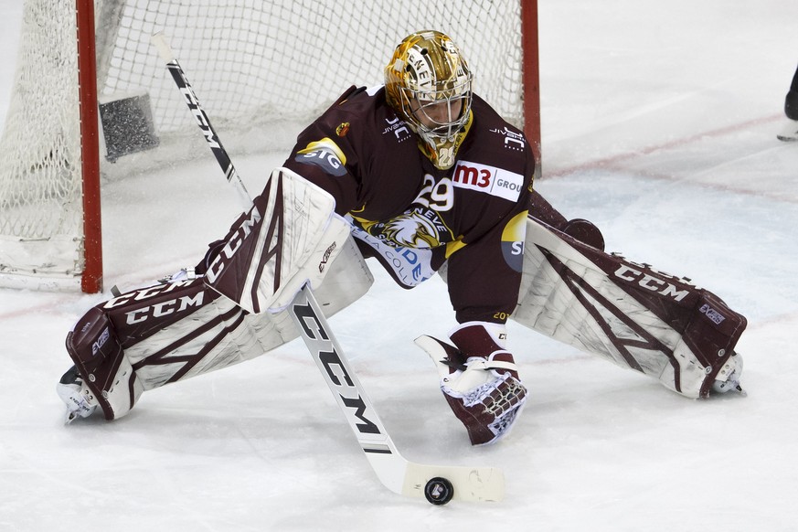 Geneve-Servette&#039;s goaltender Robert Mayer turns away the puck, during a National League regular season game of the Swiss Championship between Geneve-Servette HC and HC Fribourg Gotteron, at the i ...