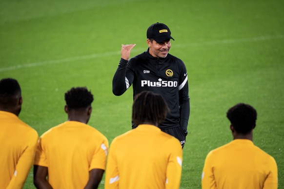 Young Boys&#039; Head coach David Wagner talks to his players during a training session on the eve of the UEFA Champions League group F football match between Villarreal CF of Spain and BSC Young Boys ...