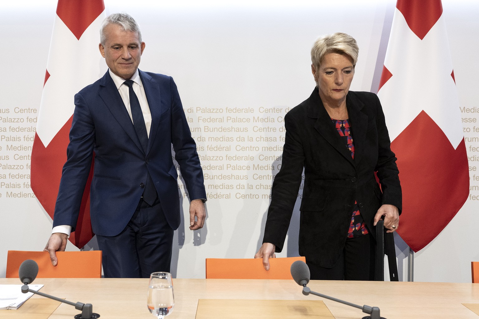 Bundespraesidentin Karin Keller-Sutter, rechts, und Bundesrat Beat Jans sprechen zu den Abstimmungsergebnissen, am Sonntag, 28. September 2025, in Bern. (KEYSTONE/Peter Schneider)