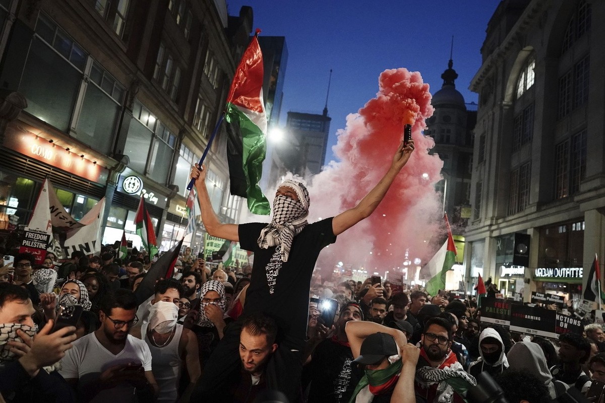 Des militants pro-palestiniens manifestent à Londres après l'attaque du Hamas.