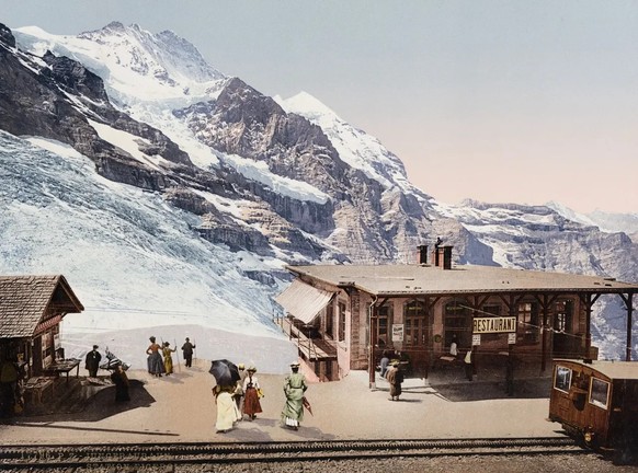 Touristinnen und Touristen an der Station Eigergletscher.
https://permalink.nationalmuseum.ch/100172432