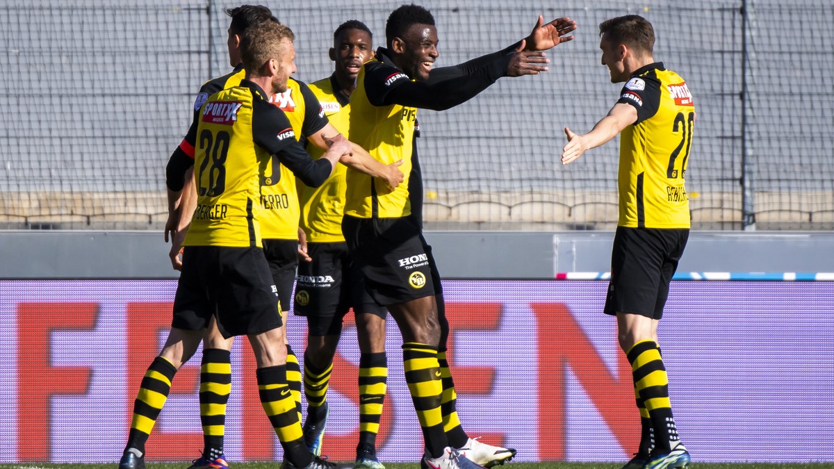 Joie de l'attaquant bernois Jean-Pierre Nsame, centre, apres son but, avec ses coequipiers lors de la rencontre de football de Super League entre FC Sion et BSC Young Boys Bern le dimanche 4 avri ...