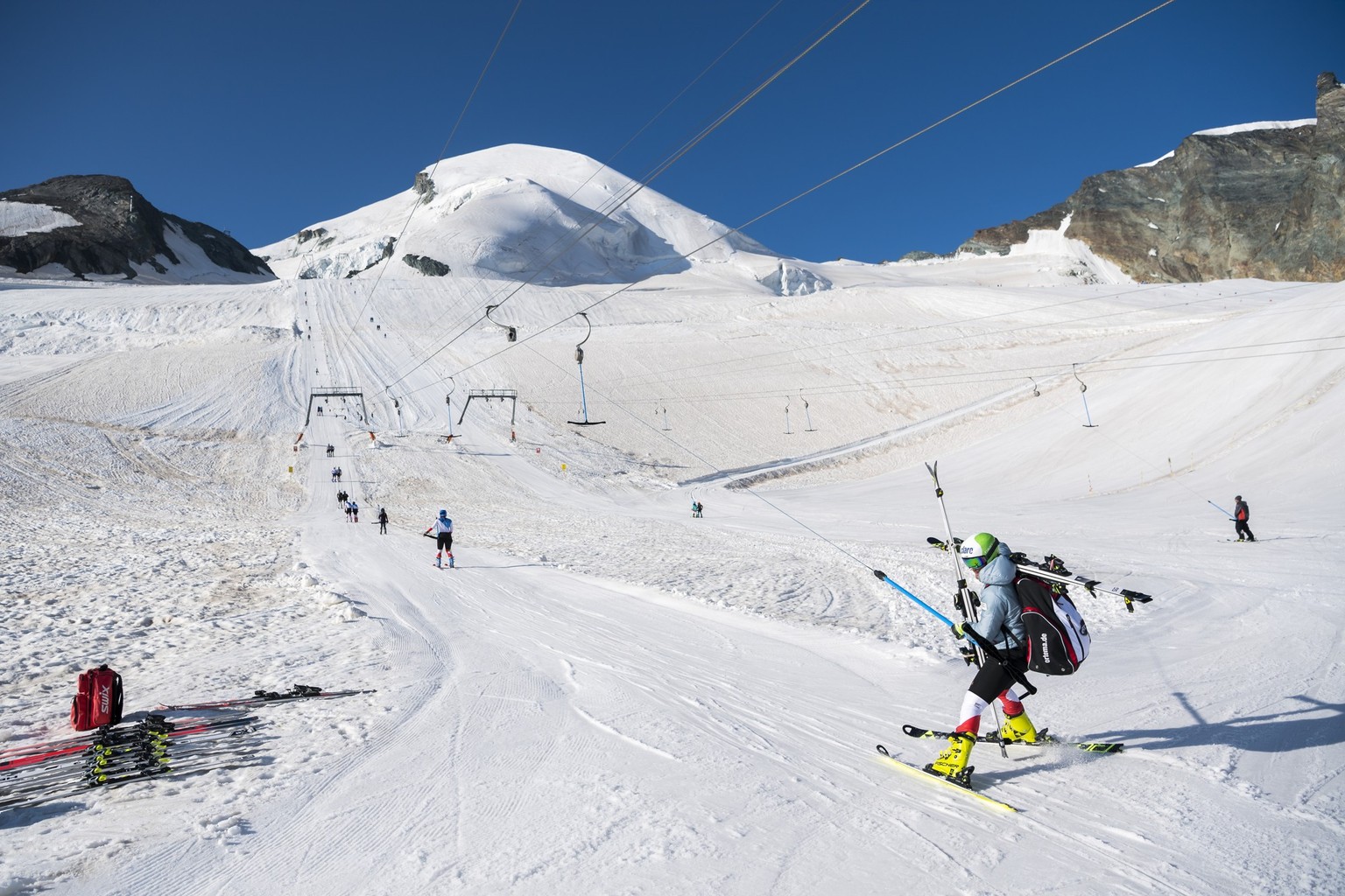 Thomas Tumler, le skieur suisse de Swiss-Ski prend le remonte-pente lors d'un entrainement sur la neige pendant l'ete ce jeudi 25 juillet 2019 sur le glacier Allalin a Saas-Fee. (KEYSTONE/Je ...