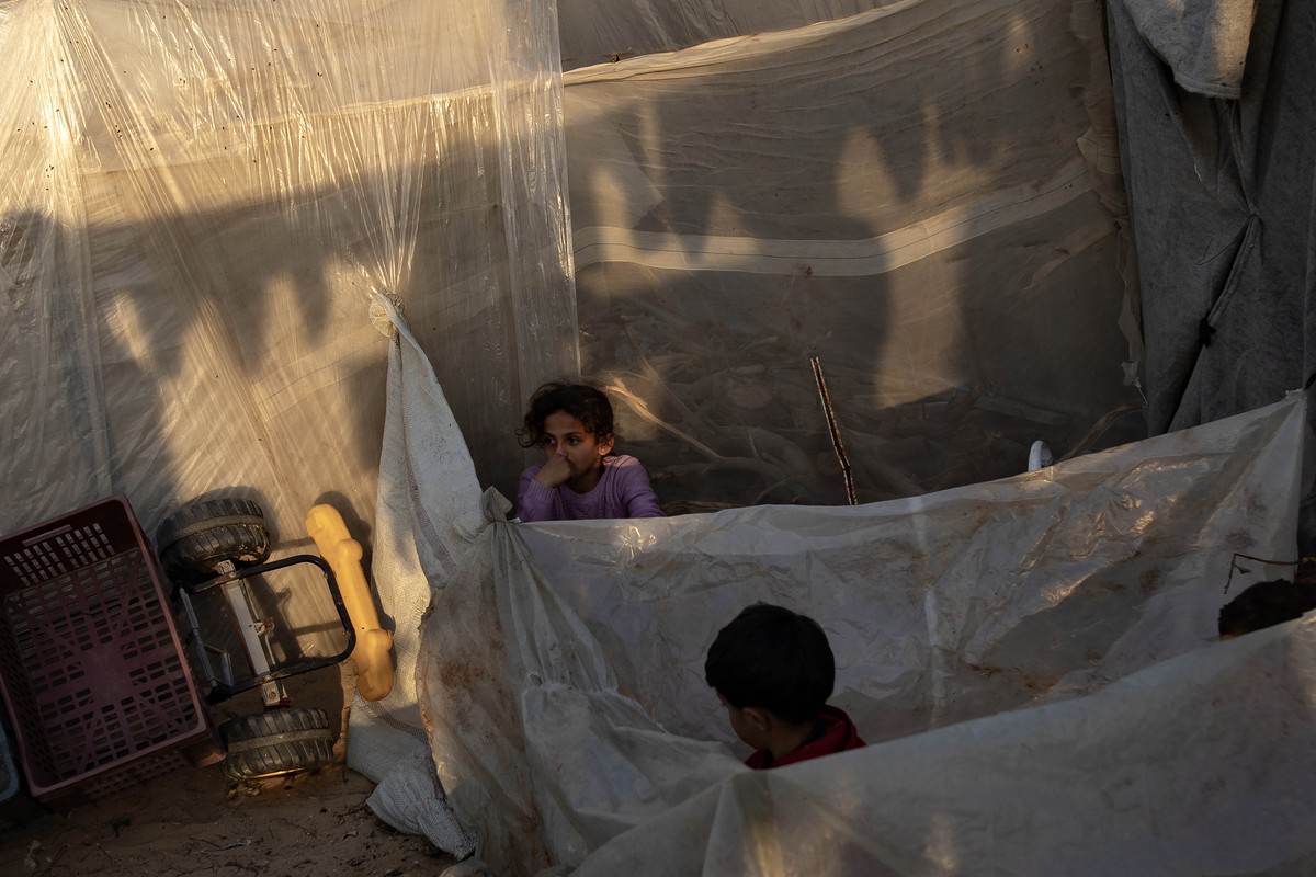 Selon l'ONU, au moins 1,7 des quelque 2,4 millions d'habitants du petit territoire assiégé ont été déplacés.