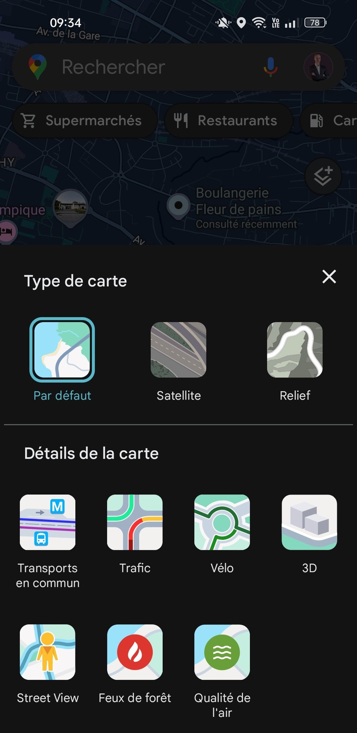L'icône de calques (en-dessous du champ de recherche) permet l'affichage de plusieurs types d'informations, dont la qualité de l'air et l'état du trafic.