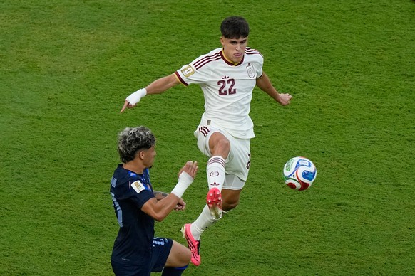 Spain's Pau Cubarsi (22) battles for the ball with Uruguay's Maxi Araujo (20) during the World Cup Group H soccer match between Uruguay and Spain in Zapopan, near Guadalajara, Mexico, Friday ...