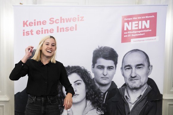 Laura Zimmermann, Co-Praesidentin Operation Libero steht vor einem Plakat beim Treffpunkt der Gegner der Volksinitiative &quot;Fuer eine massvolle Zuwanderung&quot; (Begrenzungsinitiative), am Sonntag ...