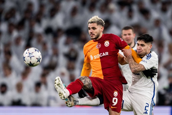 231212 Mauro Icardi of Galatasaray and Kevin Diks of FC Copenhagen during the UEFA Champions League football match between FC Copenhagen and Galatasaray on December 12, 2023 in Copenhagen. Photo: Pett ...