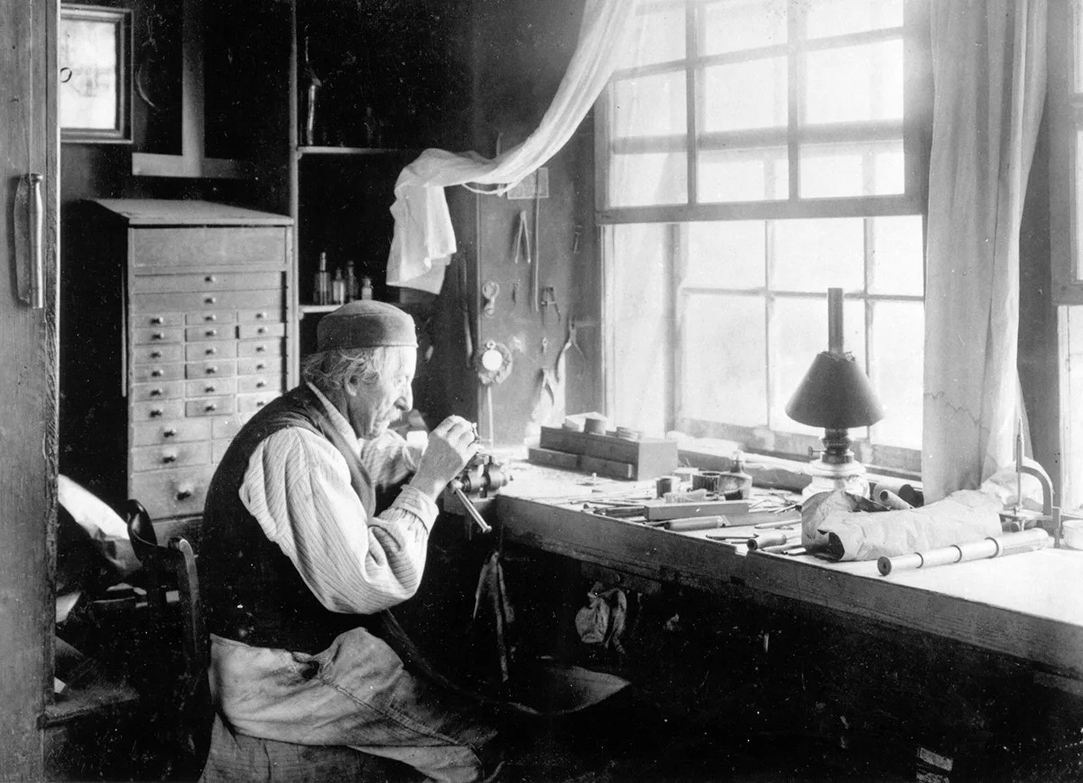 Diesen Uhrmacher kennen wir doch! Fotografie von Fred Boissonnas, um 1890.
https://www.mahmah.ch/collection/oeuvres/photographie/ad-3861