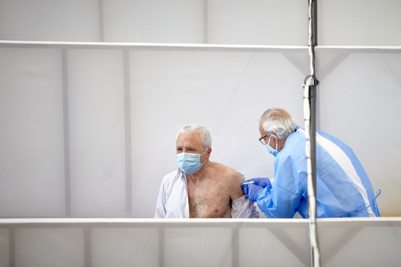 epa09145803 A health workers administrates a dose of vaccine against coronavirus at a COVID-19 vaccination center set at the Palace of Fires in Girona, Catalonia, Spain 19 April 2021. EPA/David Borrat