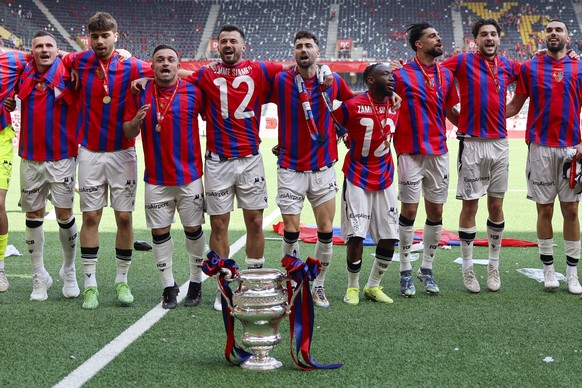 Xherdan Shaqiri (FCB), 3. von links, und seine Teamkollegen feiern mit dem Pokal vor den Fans, nach dem 100. Schweizer Fussball Cup Final zwischen dem FC Biel-Bienne und FC Basel, am Sonntag, 1. Juni  ...