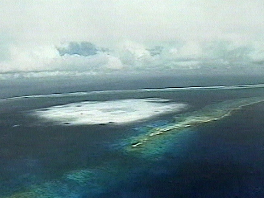 Das Mururoa-Atoll im Süd-Pazifik: Am 27. Oktober 1995 wird eine Atombombe gezündet, die eine Sprengkraft von 60'000 Tonnen TNT hat.