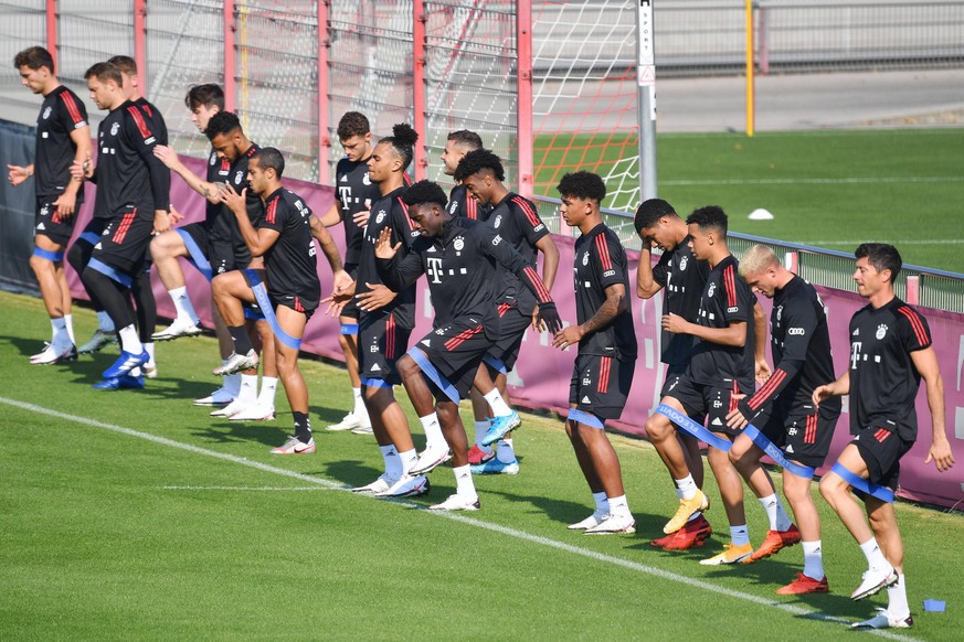 Dehnuebungen,Teamfoto,Team,Mannschaft, Mannschaftsfoto. FC Bayern Muenchen Mannschaftstraining, Training an der Saebener Strasse. Fussball 1. Bundesliga,Saison 2020/2021 am 12.09.2020. *** stretching, ...