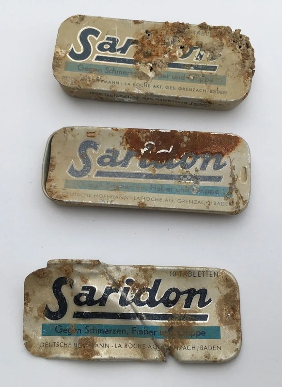 Das Schmerzmittel Saridon war bei den Arbeiterinnen und Arbeitern der Uhrenfabriken beliebt.
https://commons.wikimedia.org/wiki/File:Saridon_von_Hoffmann-La_Roche.jpg#/media/File:Saridon_von_Hoffmann- ...