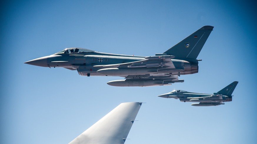 epaselect epa10156105 Two German Luftwaffe&#039;s Eurofighter Typhoon aircraft flies alongside a Multinational Multi Role Tanker Transport Airbus A330, during the Australian Defence Force?s Exercise P ...