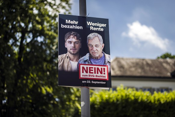 Ein Abstimmungsplakat wirbt fuer ein Nein zur Aenderung des Bundesgesetzes ueber die Reform der beruflichen Vorsorge BVG, welche am 22. September 2024 zur Eidgenoesschen Abstimmung kommt, am Dienstag, ...