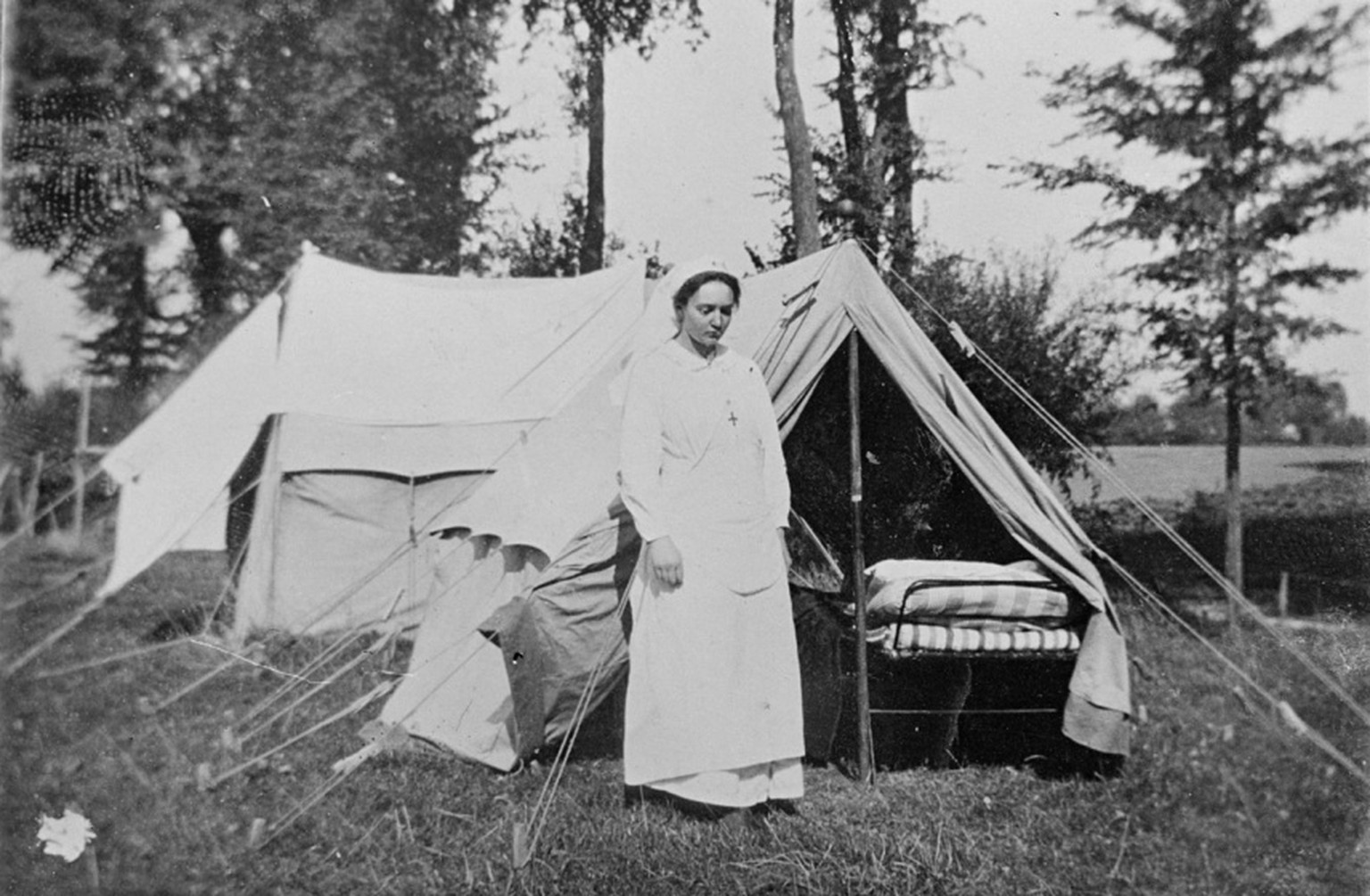Irène Curie vor ihrem Zelt in Hoogstade.