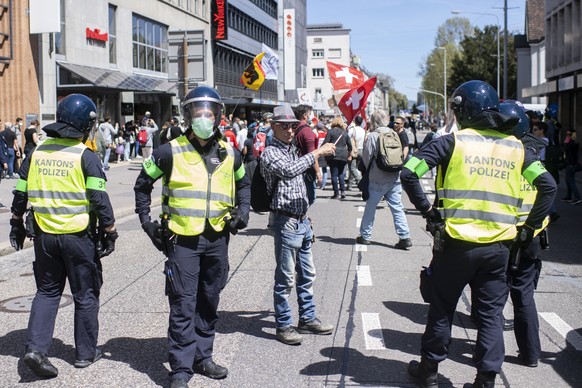 Corona-Skeptiker bewegen sich bei einem nicht bewilligten Demonstrationsumzug gegen die Corona-Massnahmen und Maskenpflicht durch Aarau, aufgenommen am Samstag, 8. Mai 2021. (KEYSTONE/Ennio Leanza)